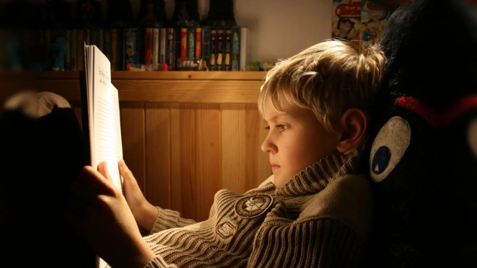 Nichts ist schöner als sich mit einem guten Buch zurückzuziehen. Doch nicht jedem Kind fällt Lesen leicht. (Foto: Simone Peter  / pixelio.de)