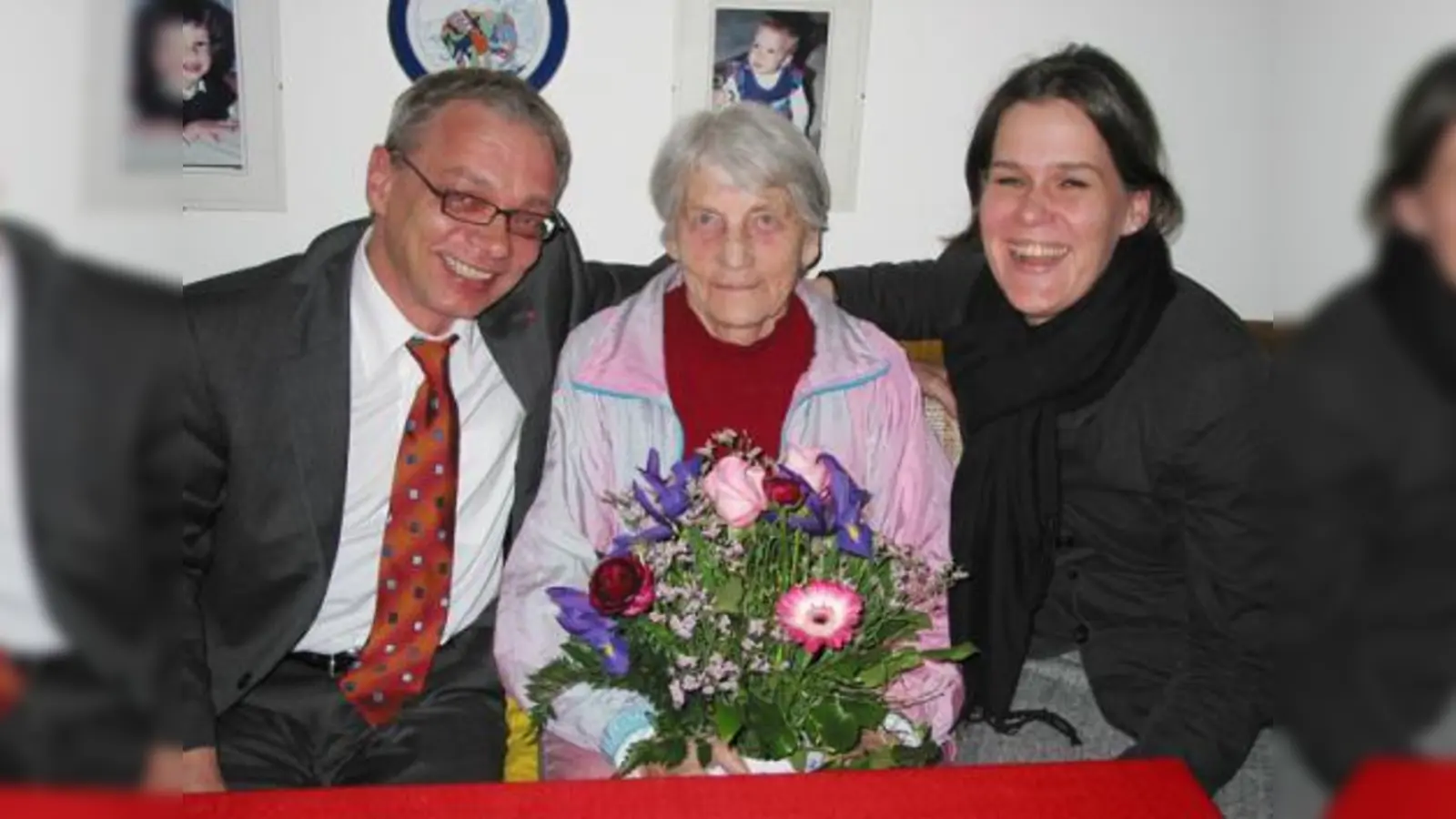 Bundestagskandidat Roland Fischer, Stadträtin Verena Dietl und (der Fotograf) Bezirksrat Werner Brandl besuchten die Laimer SPDlerin Else Beck zu ihrem 92. Geburtstag. (Foto: Brandl)