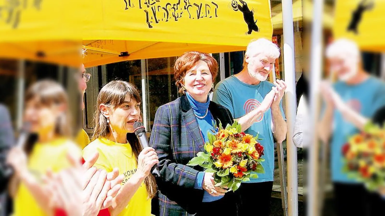 Evelyn Knecht (Spielmobil e.V., links) und Stadtschulrätin Elisabeth Weiß-Söllner zeigten sich von dem Hof und seinen Möglichkeiten begeistert. 	 (Foto: sd)