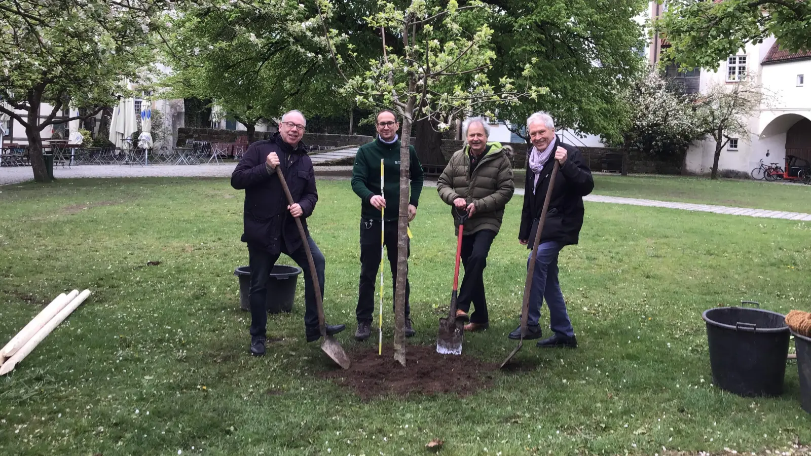 Pflanztermin: v.l. Johannes Wimmer (2. BBV-Vorsitzender), Manuel Leuthe, Andreas Ellmaier und Johann Wittmann (2. BBV-Vorsitzender) (Foto: BBV)