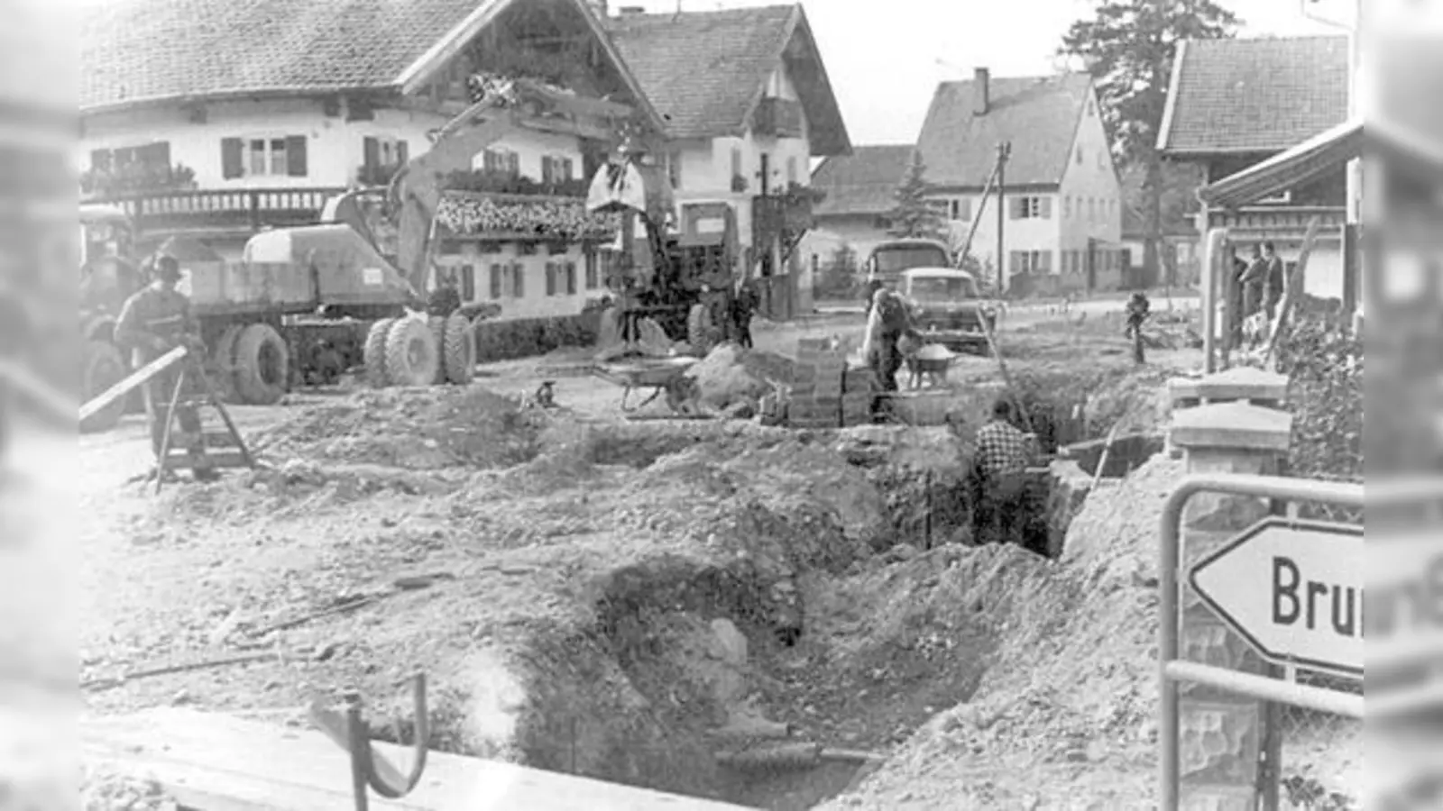 Erdarbeiten beim Ausbau der Rosenheimer Straße an der Brunnthaler Straße im Jahr 1965. Im Hintergrund das Pfarrhaus. 	 (Foto: Ortschronik Höhenkirchen)