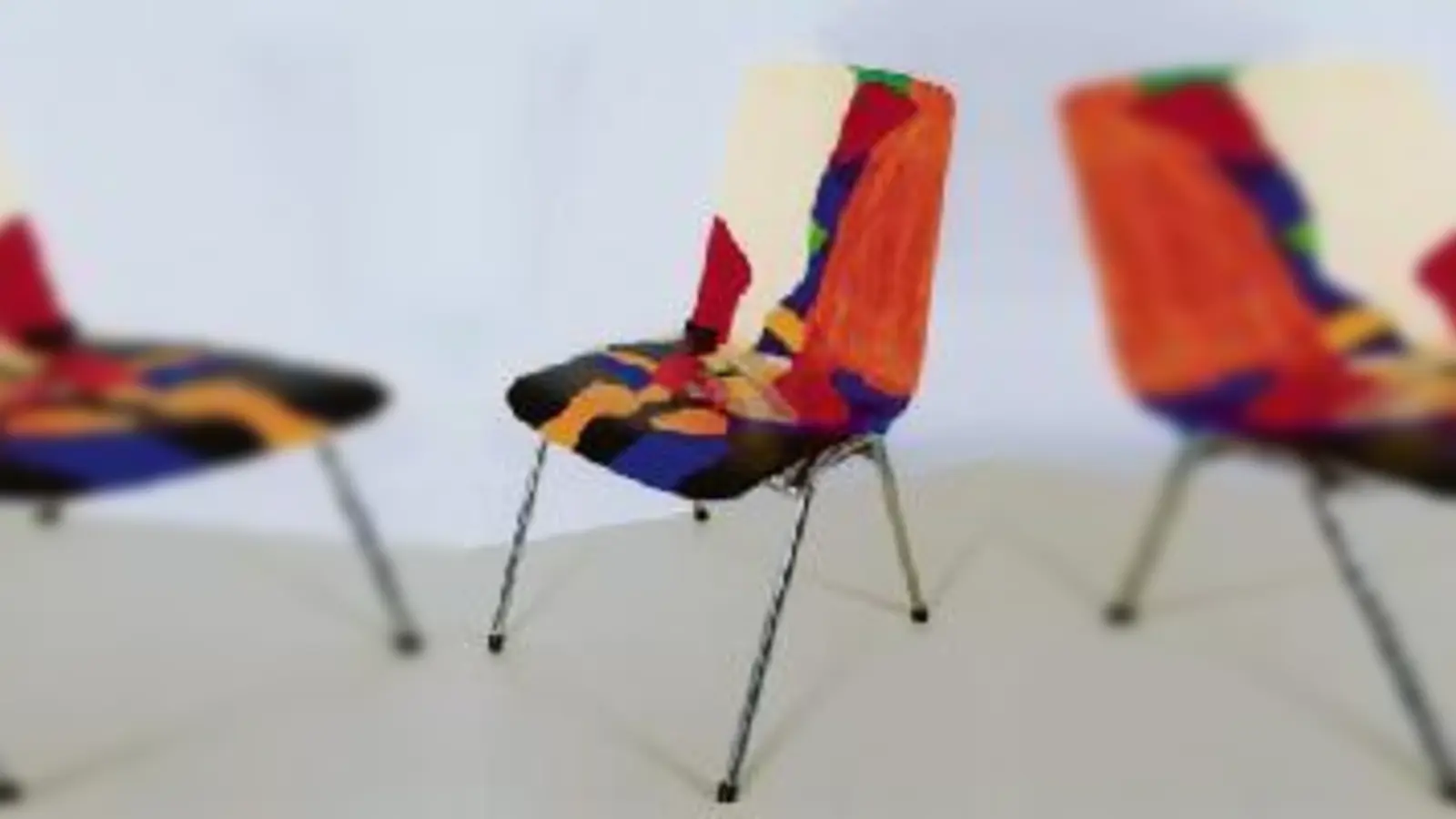 Zu ersteigern: Bunter Stuhl, eine Gemeinschaftsarbeit der integrativen Wirtschaftsschule.  (Foto: VA)