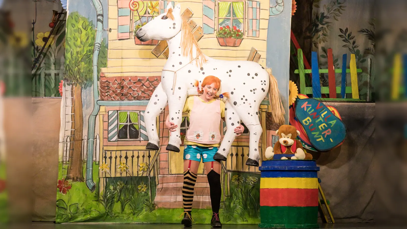 Ein Haus, ein Äffchen und ein Pferd – so kennt man Pippi Langstrumpf. Das Theater für Kinder zeigt ihre Abenteuer am 1. März um 15.00 Uhr als Premiere.  (Foto: Ismena Schickert)