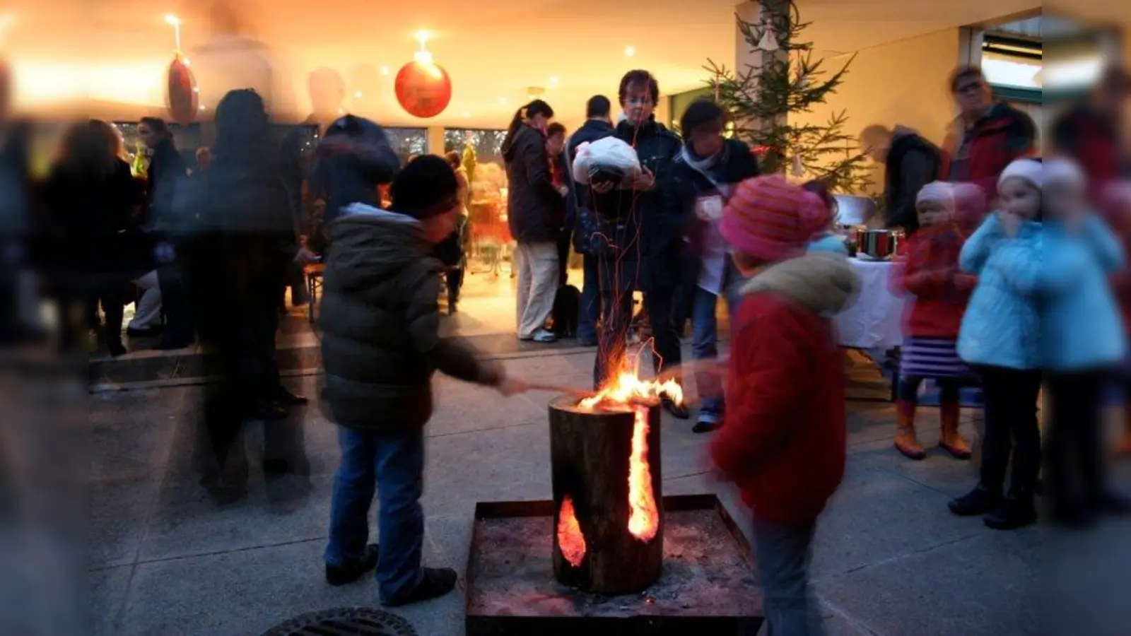Stimmungsvoll: Im Innenhof lädt ein Feuer die Weihnachtsmarktbesucher zum Verweilen ein. (Foto: privat)
