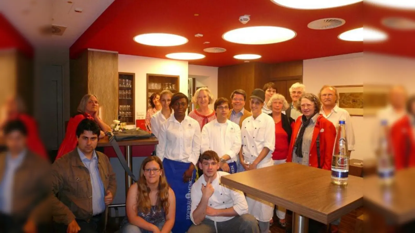 Die Mitglieder des Unterausschusses Soziales des BA 9 zusammen mit Auszubildenden des Ausbildungshotels St. Theresia. (Foto: pi)