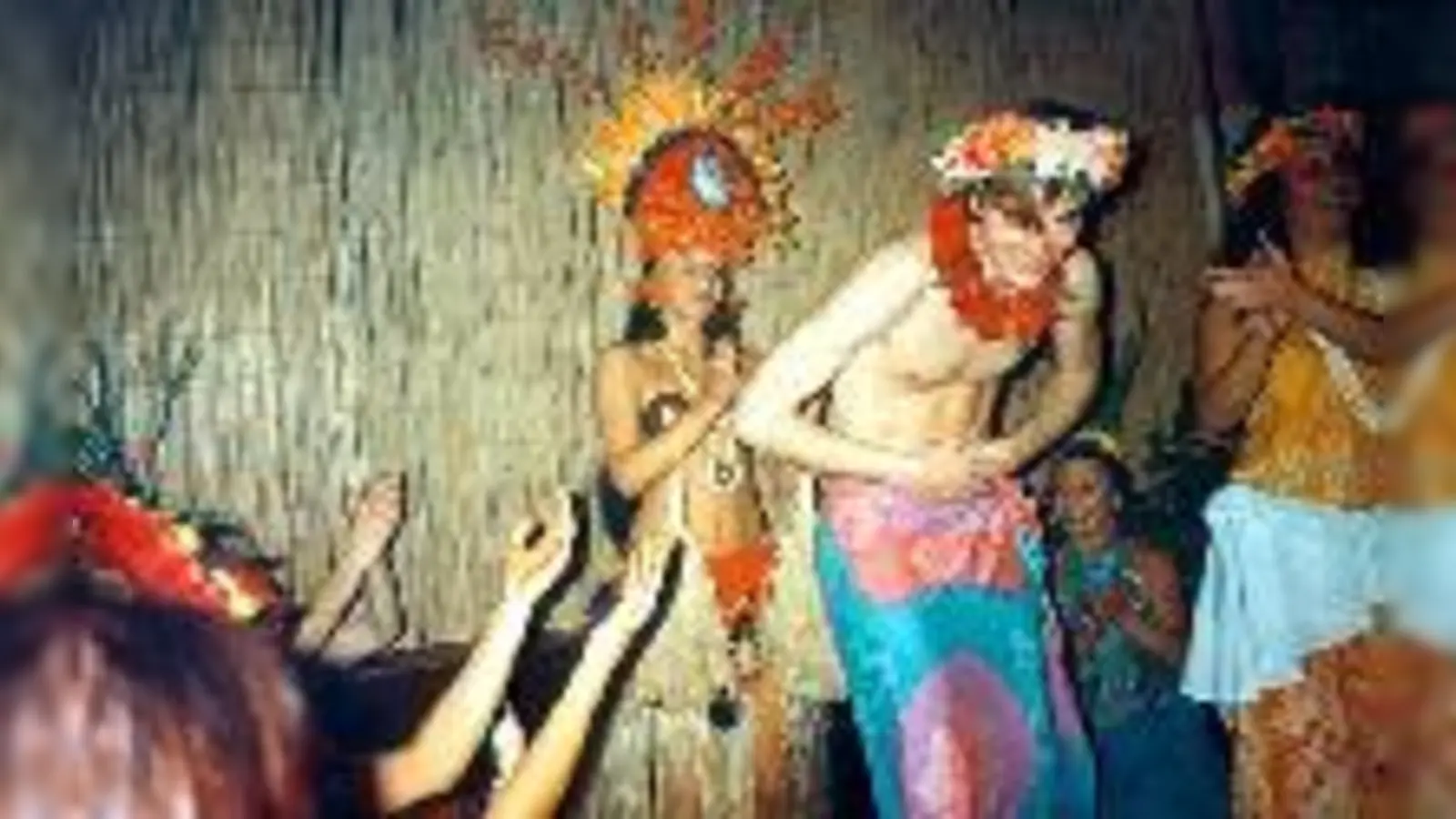 Rock a Hula, Baby! Einmal im Jahr entsteht in der Au eine Insel der Glückseligen. Zeremonienmeister von »Swing and Sway in Hawaii« ist DJ Lemon Squeezer, bürgerlich Martin Hemmel (rechts).	 (Fotos: Privat)