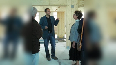 Projektleiter Helmut Krist (l.) vom Baureferat führte durch den neuen Neuhauser Trafo. „Es ist toll, dass er sich so viele Gedanken gemacht hat”, lobte BA-Vorsitzende Ingeborg Staudenmeyer (r.) (Foto: SE)