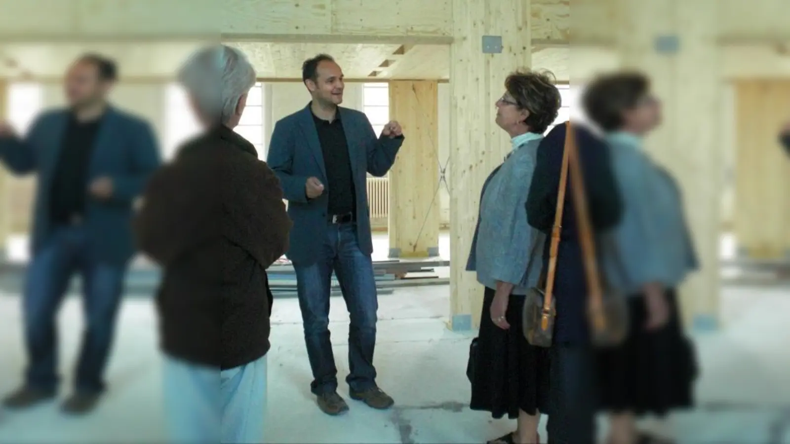 Projektleiter Helmut Krist (l.) vom Baureferat führte durch den neuen Neuhauser Trafo. „Es ist toll, dass er sich so viele Gedanken gemacht hat”, lobte BA-Vorsitzende Ingeborg Staudenmeyer (r.) (Foto: SE)