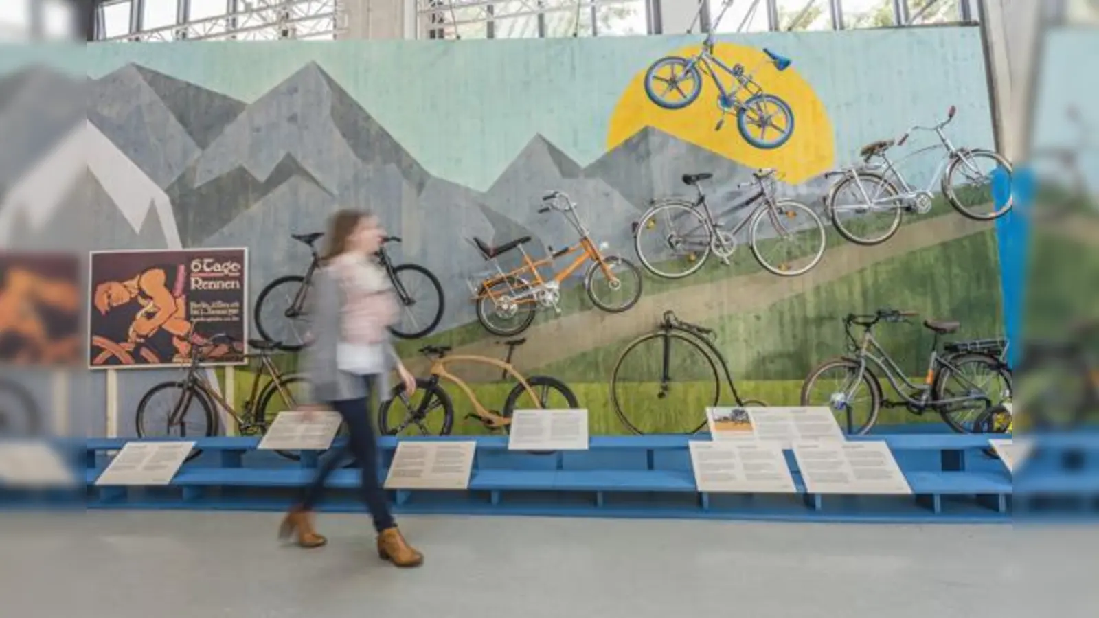 Blick in die Ausstellung »Balanceakte«.	 (F.: Verkehrszentrum)