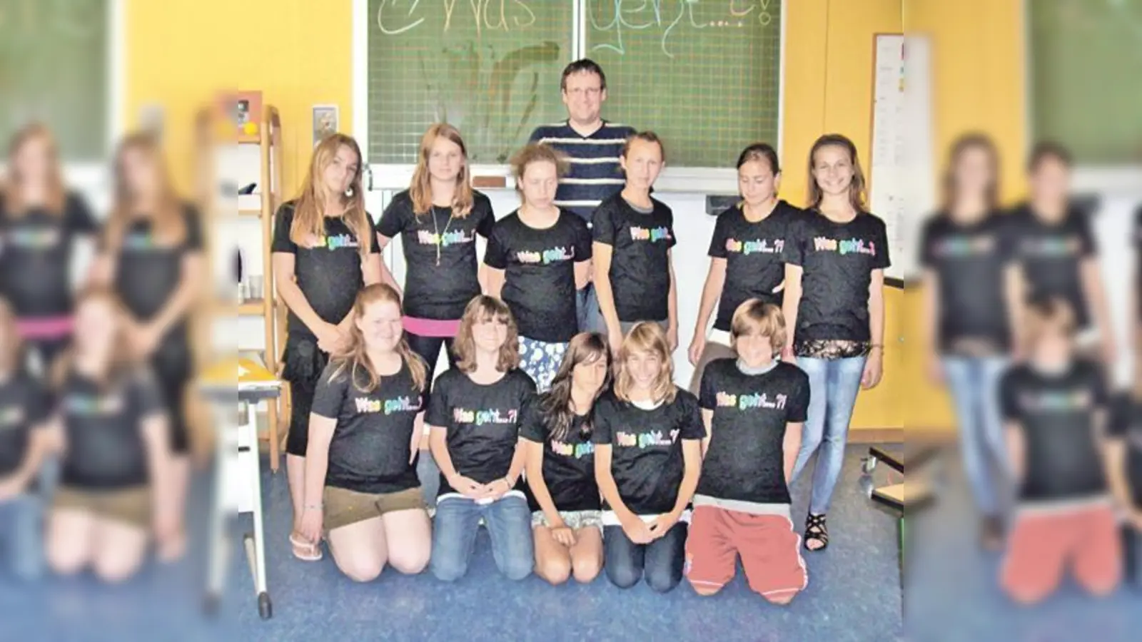 Jugendpfleger Jörg Cordruwisch mit Schülern der Klasse 6g Hauptschule Vaterstetten.  (Foto: Gemeinde)