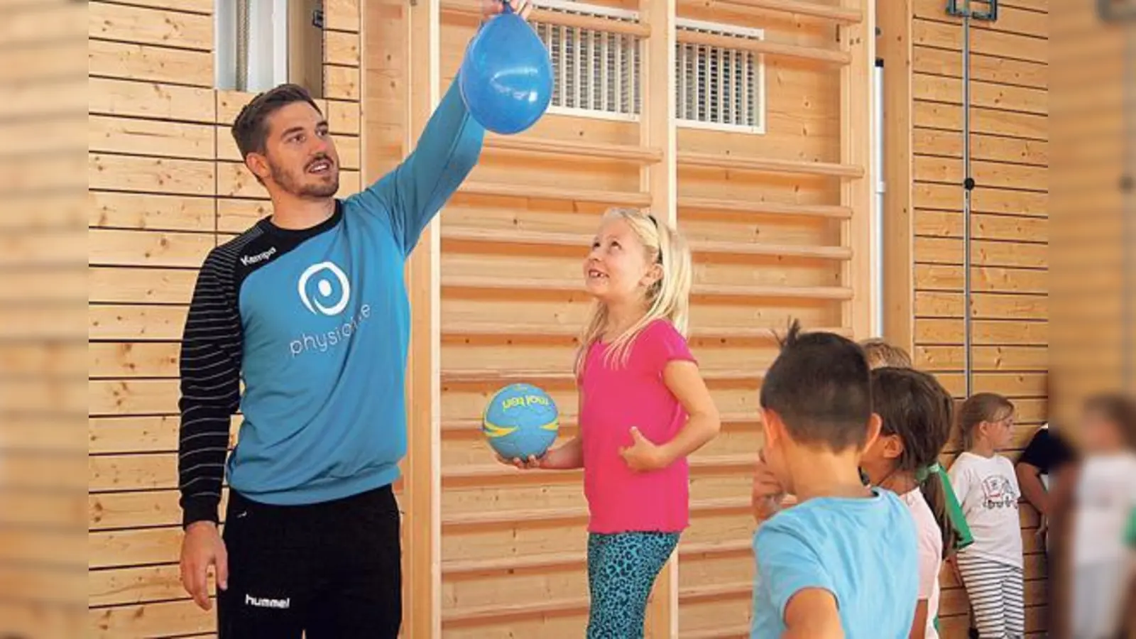 Felix Apelt, Handballtrainer und Abteilungs- leiter beim TSV Ottobrunn, übte mit den Schülern das Balancieren von Luftballons auf Bällen.	 (Foto: privat)