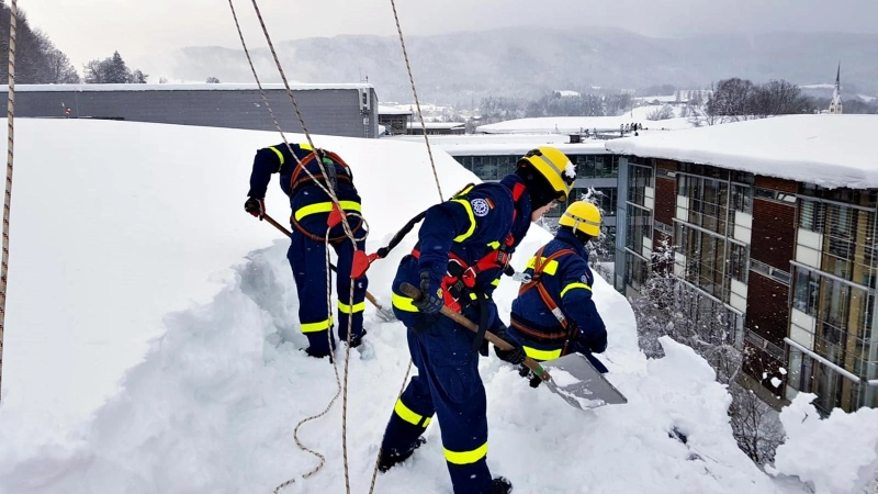 Schneemassen in und um München: Die Dächer eines Krankenhauses wurden präventiv geräumt. (Foto: THW)