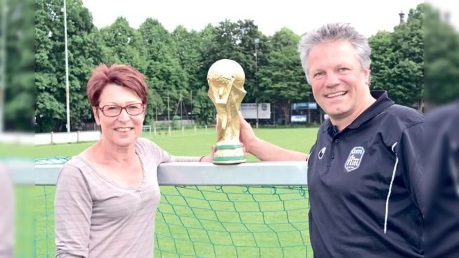 Wer wird Weltmeister? Daniela Lahm, Jugendleiterin der FT Gern, und 1. Vorstand Michael Franke präsentieren den Pokal, den es bei der Mini-WM zu gewinnen gibt.	 (Foto: E.S.)
