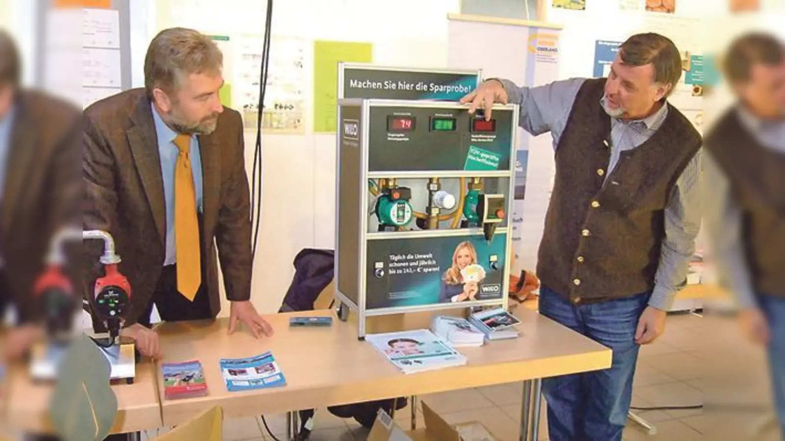 So sieht die neue Heizungspumpe der Otterfinger aus. Manfred Wagner (r.) erklärt Bürgermeister Jakob Eglseder (l.) die Funktionsweise.  (Foto: Pietsch)