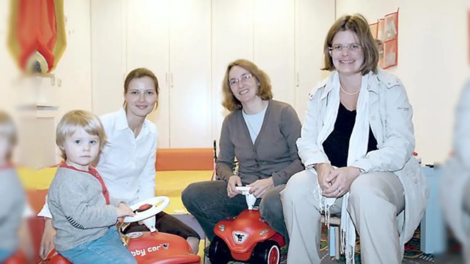 Die Tagesmütter Heike Stiegele und Cordula Oser (v.l.) freuen sich mit Mutter Stefanie Brandl und ihrer Tochter über das neue »Kindernest«.   (Foto: hol)