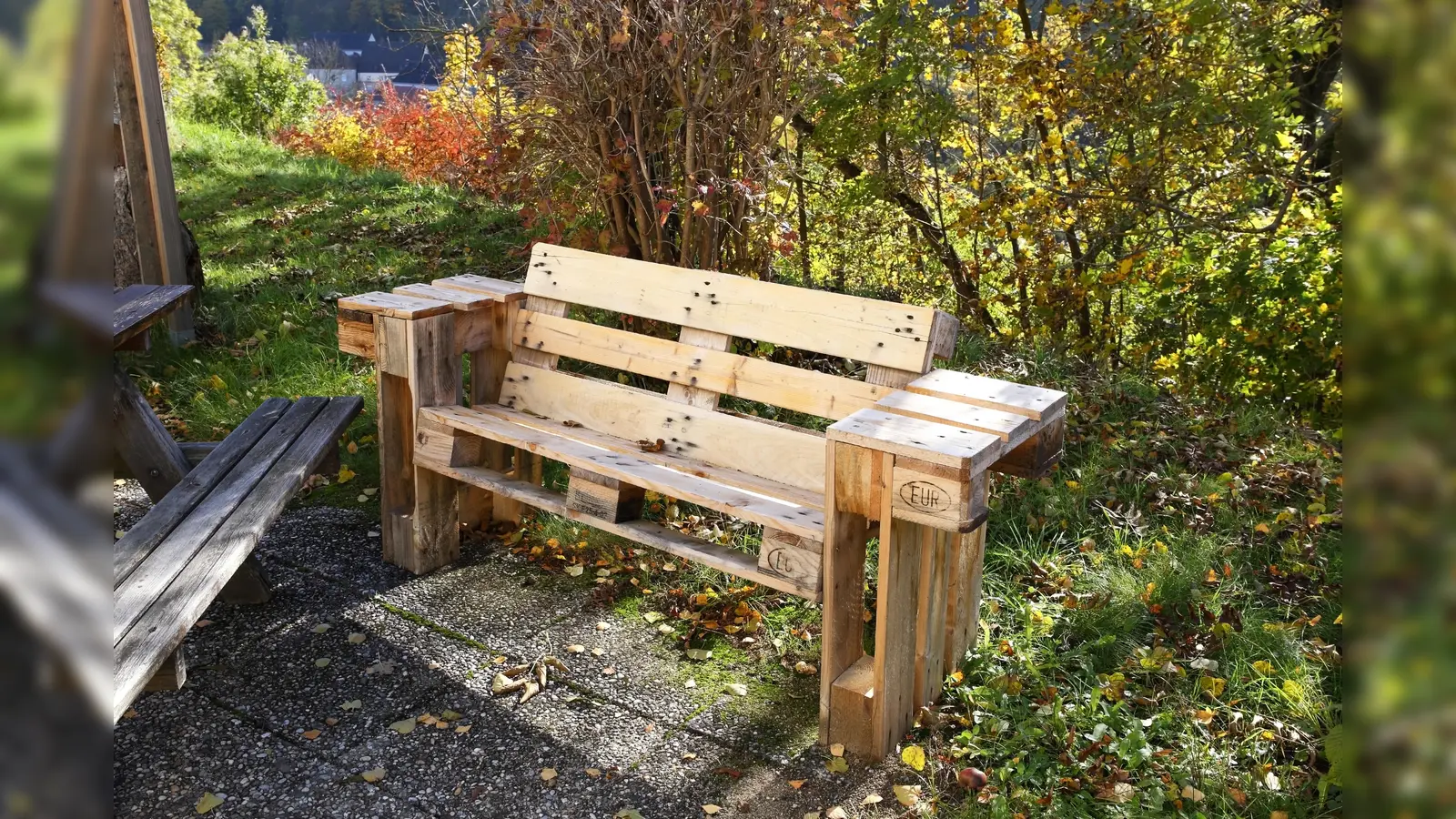 Ein Beispiel für gelungenes und stilsicheres Upcycling: aus gebrauchten Europoolpaletten werden Gartenmöbel.  (Foto: Duke of W4, CC BY-SA 4.0)