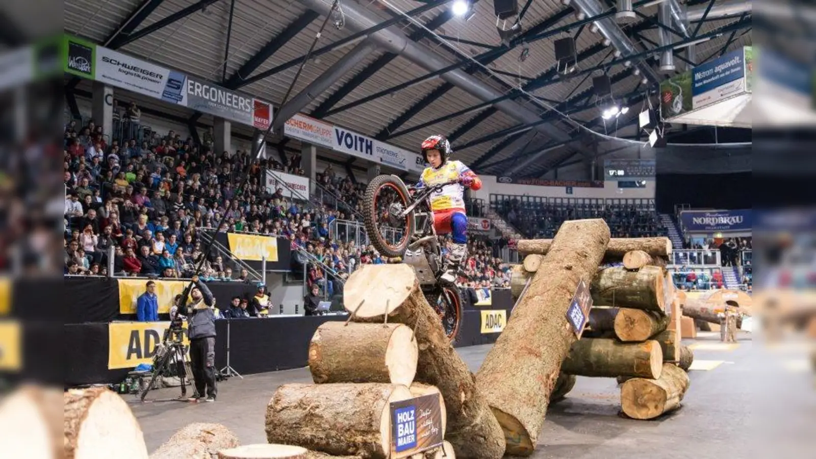 Spektakuläre Akrobatik auf zwei Rädern erwartet die Zuschauer beim ADAC Hallen-Trial am Samstag, 30. Januar, ab 15.30 Uhr in der Saturn Arena in Ingolstadt. (Foto: ADAC/Lydia Bauer)