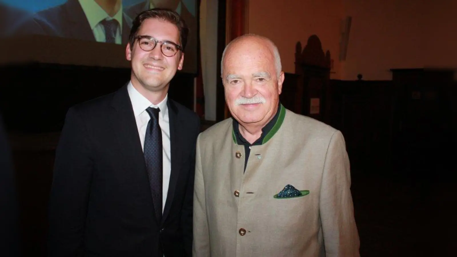 Stolz auf junge Talente: Peter Gauweiler (rechts) mit Bundestagskanidat Stephan Pilsinger. (Foto: job)