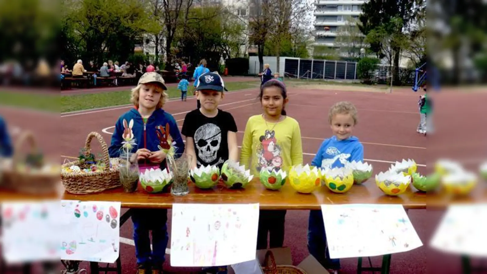 Die Klasse 1c der Schule Parksiedlung bot kleine Nester, Hasenköpfe und verzierte Eier an. 	 (Foto: VA)