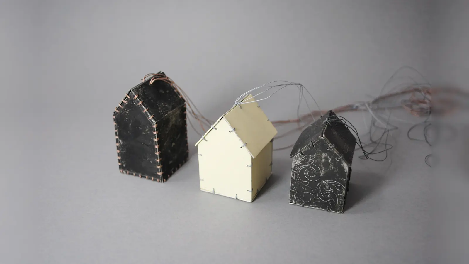 Diese Anhänger stammen aus den Jahren 2008 bis 2010. Das Motto: Zinn, Farbe, Faden. (Foto: Karen Pontoppidan)