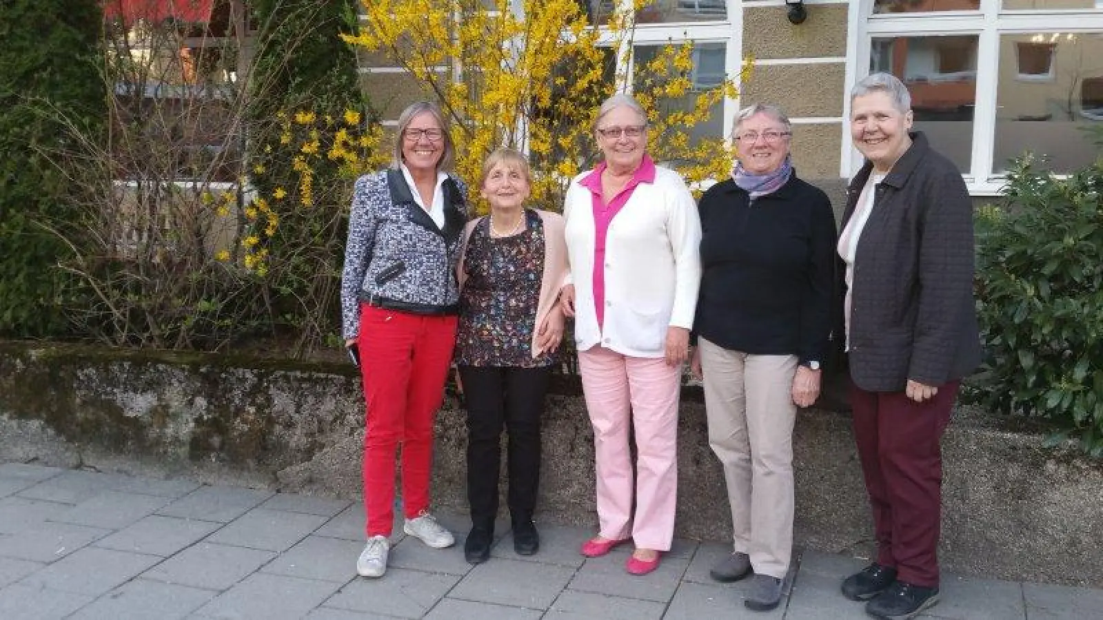 Die Seniorenvertreter des Vdk-Ortsverbandes Neuhausen-Nymphenburg: v.l. Ingrid Heuer, Gerda Brand, Ingeborg Staudenmeyer, Adelheid Graf und Ursula Knott freuen sich den Senioren im Viertel mit Rat und Tat zur Seite zu stehen. (Foto: Wolfgang Schwirz)