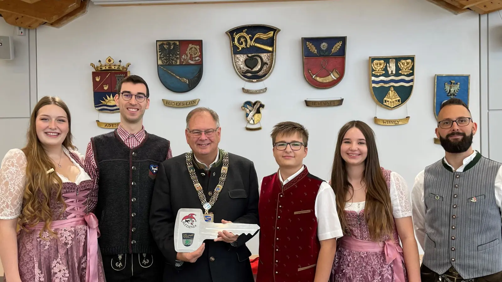 Zum Faschingsstart präsentieren sich die neuen Prinzenpaare der Gleisenia (v.l.) Prinzessin Lisa I., Prinz Alexander I., Bürgermeister Wolfgang Panzer, Kinderprinz Felix I., Kinderprinzessin Tamina I. und Gleisenia-Präsident Patrick Weitzel. (F: hw)