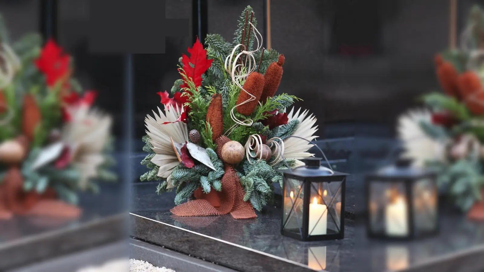 In den Wochen vor Allerheiligen bietet Dehner auch eine große Auswahl an Grabgestecken. (Foto: Dehner)