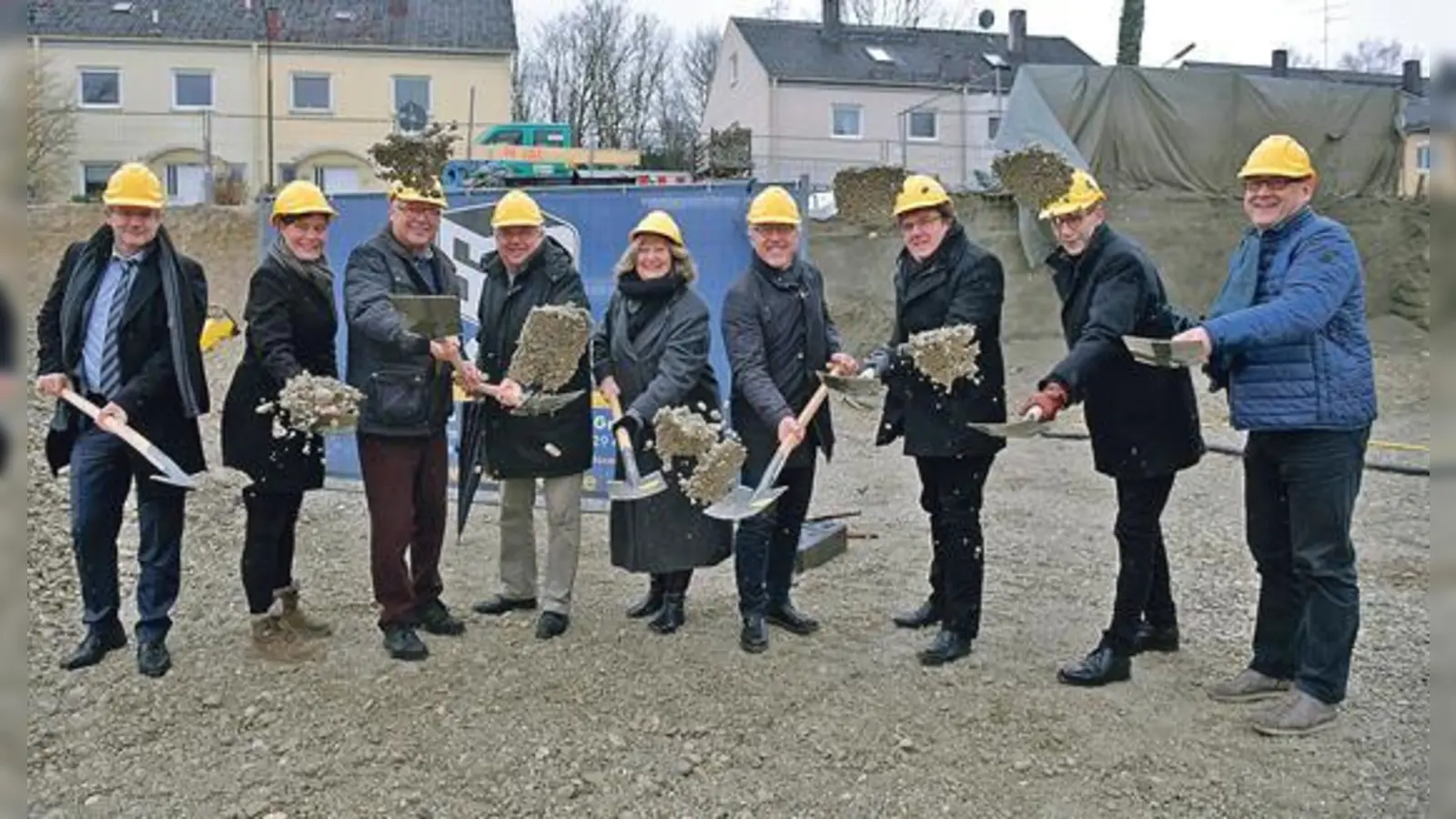 Beim Spatenstich (v. l.) Jens Jourdan, Mindy Konwitschny, Edwin Klostermeier, Günter Heyland, Annette Ganssmüller-Maluche, Max Wagmann, Christian Würfel und  Roman Dienersberger.	  (Foto: AWohnbau)