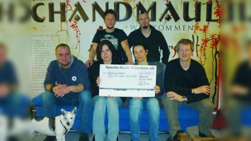 Die Schandmaul-Bandmitglieder (stehend v.l. Stefan Brunner und Matthias Richter, sitzend v.l.: Thomas Lindner, Anna Kränzlein, Birgit Muggenthaler-Schmack und Martin Duckstein) bei der Übergabe des Schecks (Foto: pi)
