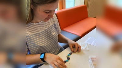 Auch bei Textil- und Schmuckreparaturen helfen die ehrenamtlichen Profis. (Foto: Trudering im Wandel)