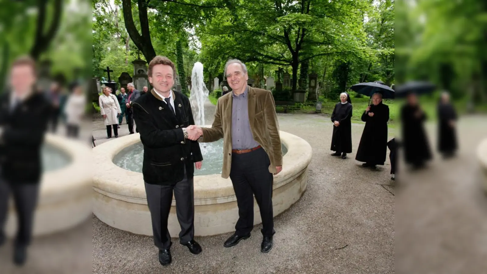 Dr. Thomas Grützemacher, Vorstand der Stiftung Straßenkunst der Stadtsparkasse München (l.) und Joachim Lorenz, Referent für Gesundheit und Umwelt der Landeshauptstadt München, bei der Einweihung des restaurierten Springbrunnens am Alten Südfriedhof. (Foto: Stadtsparkasse München)