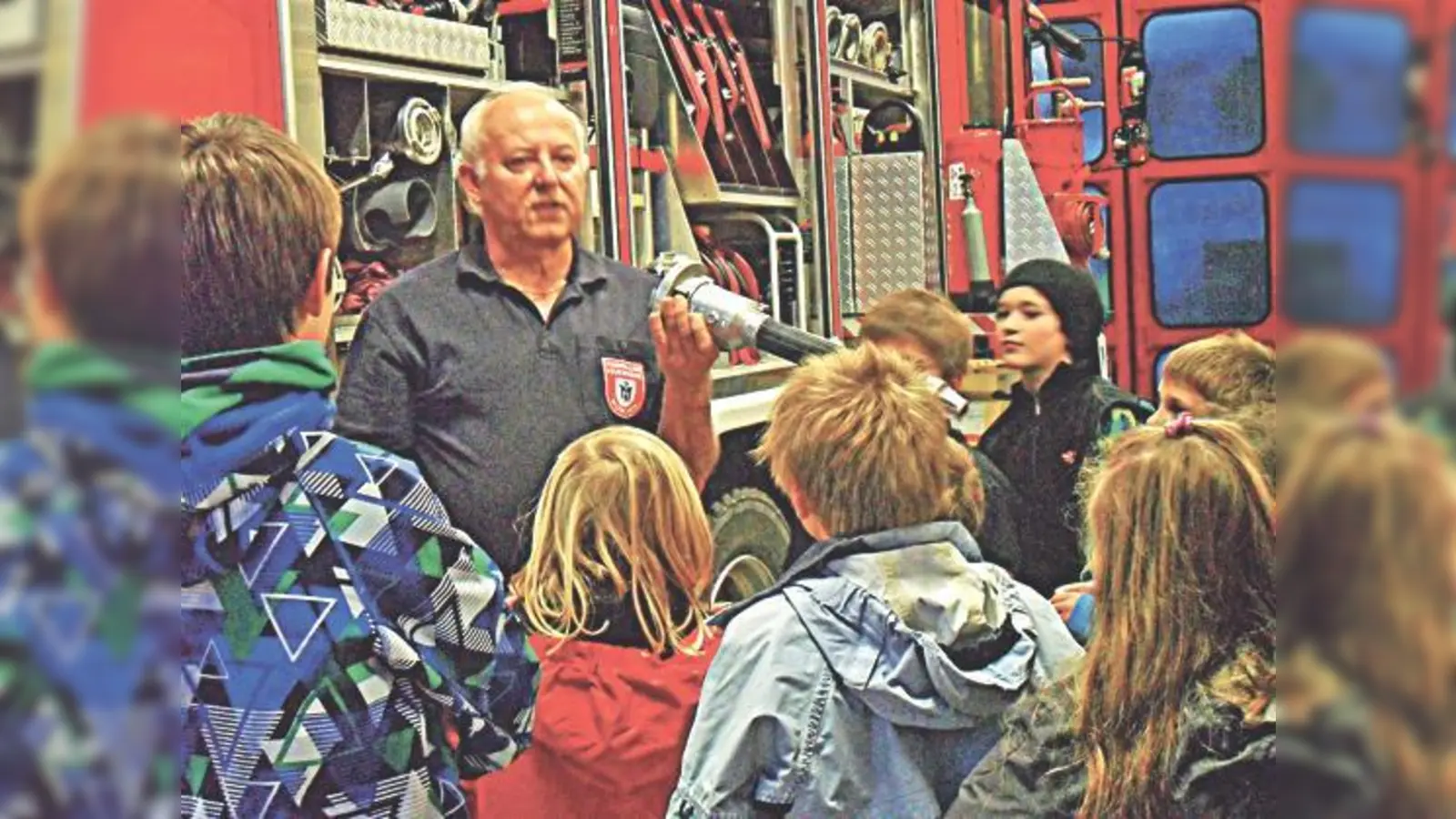 Sepp Motl zeigte den jungen Besuchern die Ausrüstung der Wehr und warb um Nachwuchs.	 (Foto: VA)