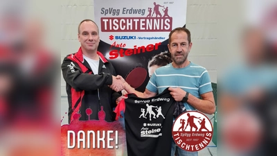Marcus Ölsner, Abteilungsleiter Tischtennis (li), bedankt sich herzlich bei Inhaber Roland Steiner (re) für die Finanzspritze. (Foto: SpVgg Erdweg TT-Abteilung)