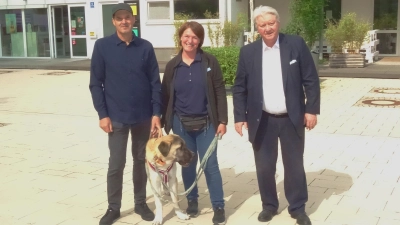 Präsentierten die aktuellen Zahlen des Tierheims (v.l.): Claus Reichinger (stell. Vorsitzender Tierschutzverein München e.V.), Dr. Eva-Maria Natzer (Tierheimleiterin) sowie Kurt Perlinger (1. Vorsitzender Tierschutzverein München e.V.) mit Hund Panda.  (Foto: tab)
