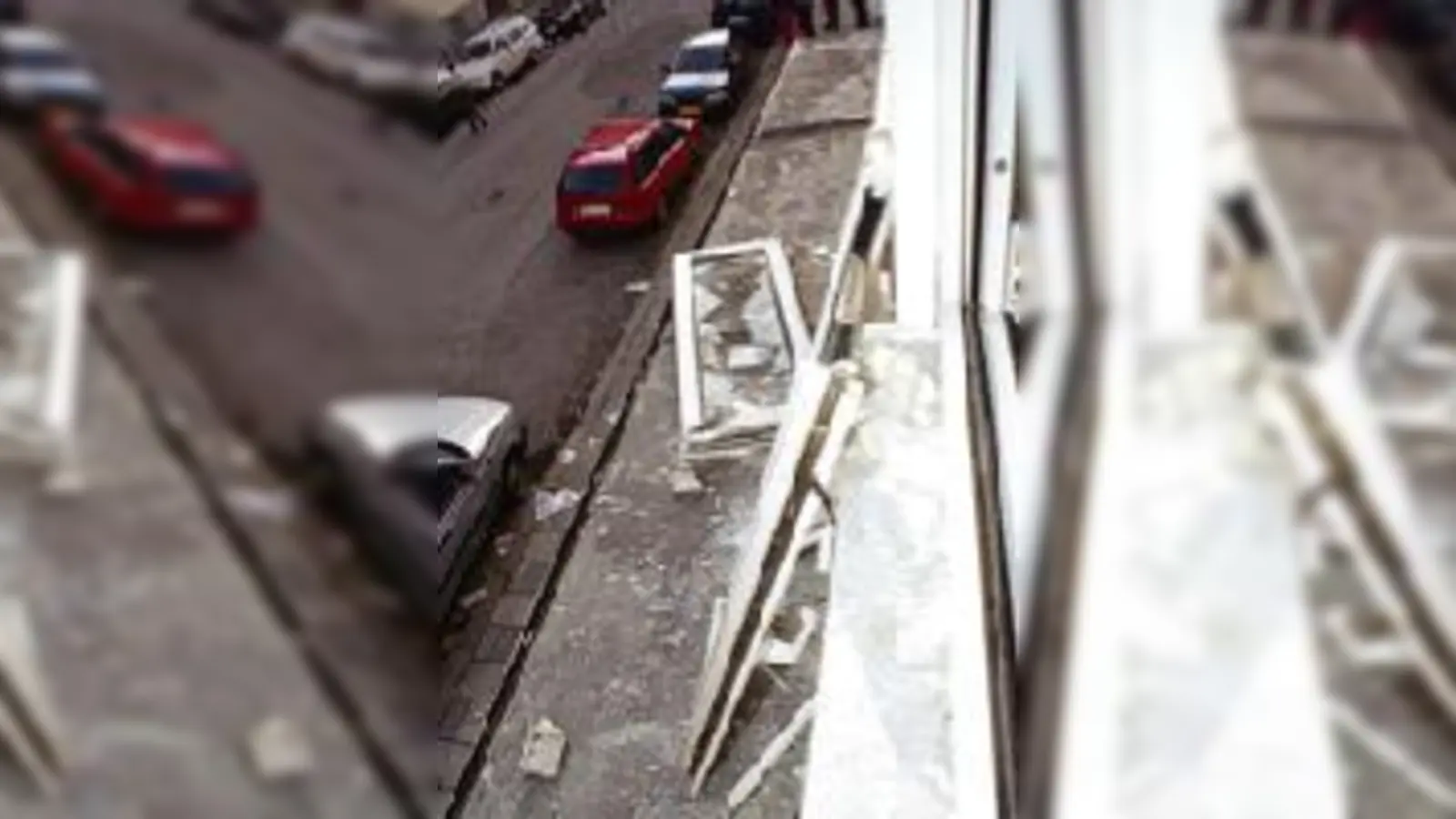 15 Meter flog ein Fenster nach der Explosion in der Augustenstraße. Zu Schaden kam dadurch aber gottseidank niemand. 	 (Foto: Feuerwehr)