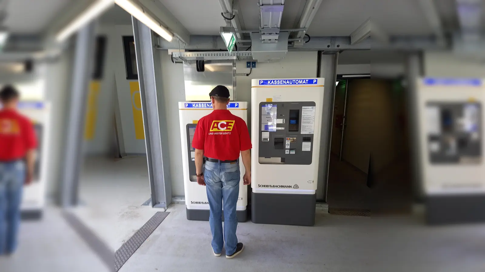 Besonders erfreulich: Im neuen P+R-Parkhaus gibt es einen barrierefreien Kassenautomaten. (Foto: Hildebrand)