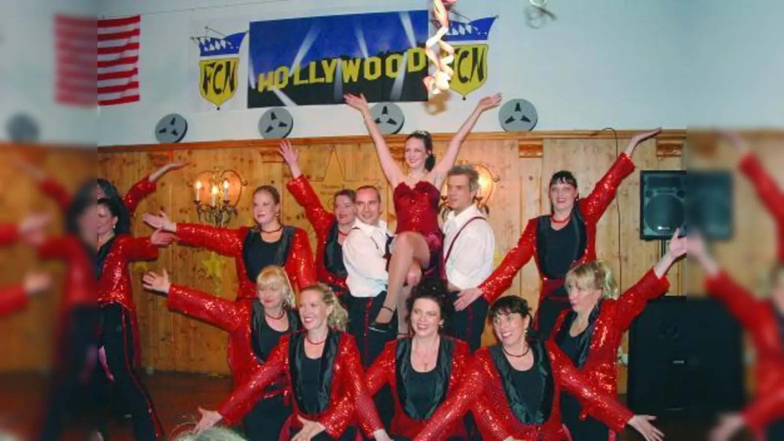 Der Glamour von Hollywood spiegelt sich nicht nur in den Kostümen der FCN-Garde, sondern auch in der Choreographie der Auftritte. (Foto: bb)