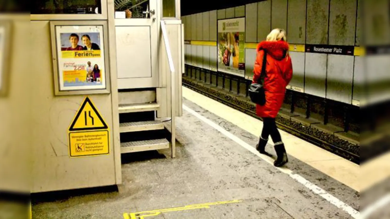 An der S-Bahnstation Rosenheimer Platz wird es für Passanten eng. Für Rollstuhlfahrer ist eine risikofreie Durchfahrt nicht möglich.	 (Foto: js)