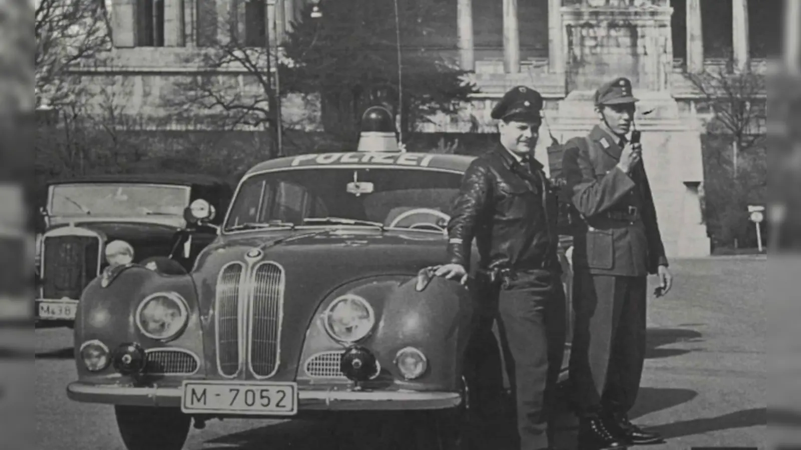 In dem Buch geht es um spektakuläre Fälle der Münchner Polizei, von 1950 bis heute.  (Foto: Arved Semerak)