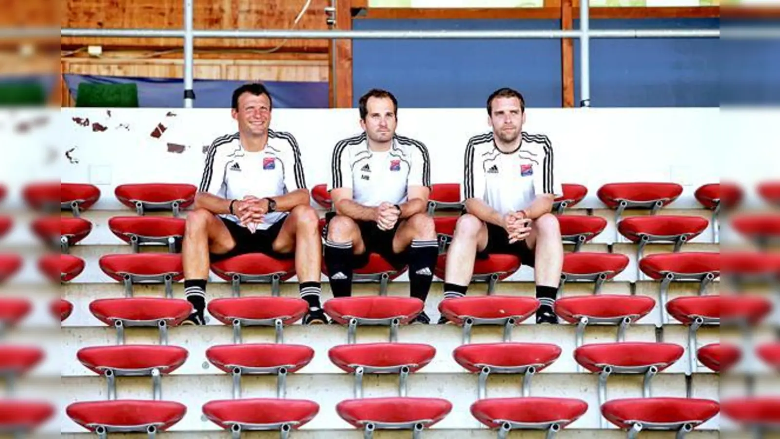 Das Ziel ist der Klassenerhalt. Dafür hat das Team von Trainer Claus Schromm, Teamchef Manuel Baum und Co-Trainer Florian Ernst (v.li.) den ersten Auswärtspunkt geholt.	 (Foto: Daniel Glasl)
