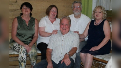 Das Bild zeigt das Ensemble 2022, das (fast) unverändert ist (von links): hinten Silvia Härtl, Martina Schwarzbach, Helmut Bauer und Ulli Rattay, vorne Markus Verrecchia. (Foto: Gabriele Verrecchia, Guichinga Dorfbühne)