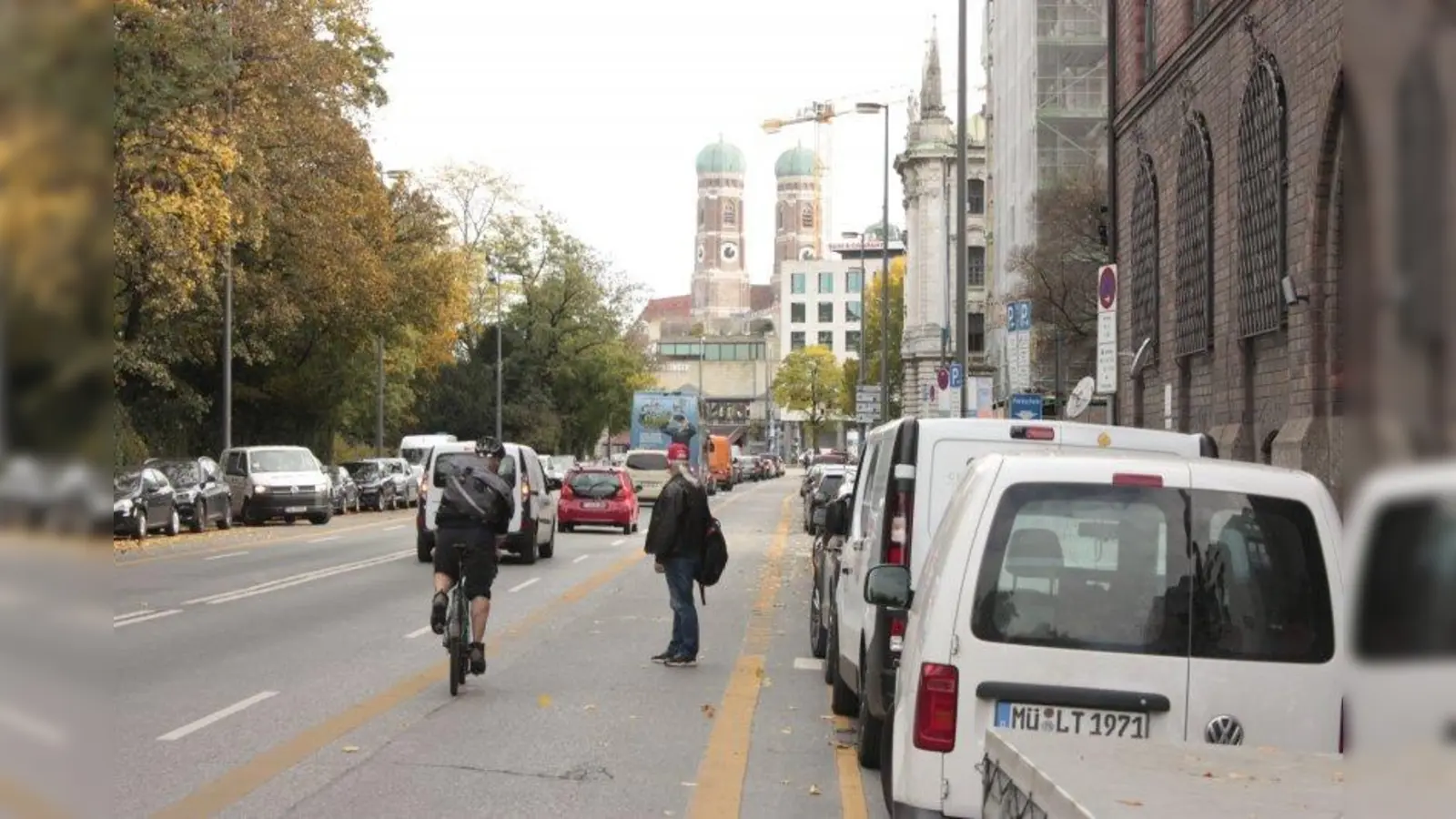 Fußgänger, Radler und Autos kommen sich in die Quere. Wer soll den meisten Platz bekommen? In der Elisenstraße war eine der „Lanes” gelb markiert. (Foto: job)