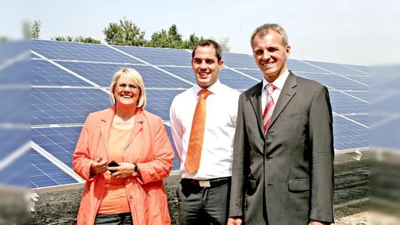 Die Photovoltaikanlage im Stadtteil Hochbrück eröffneten (v. l.) Garchings Erste Bürgermeisterin Hannelore Gabor, Bernhard Iwan und Peter Hartmann.	 (Foto: ws)