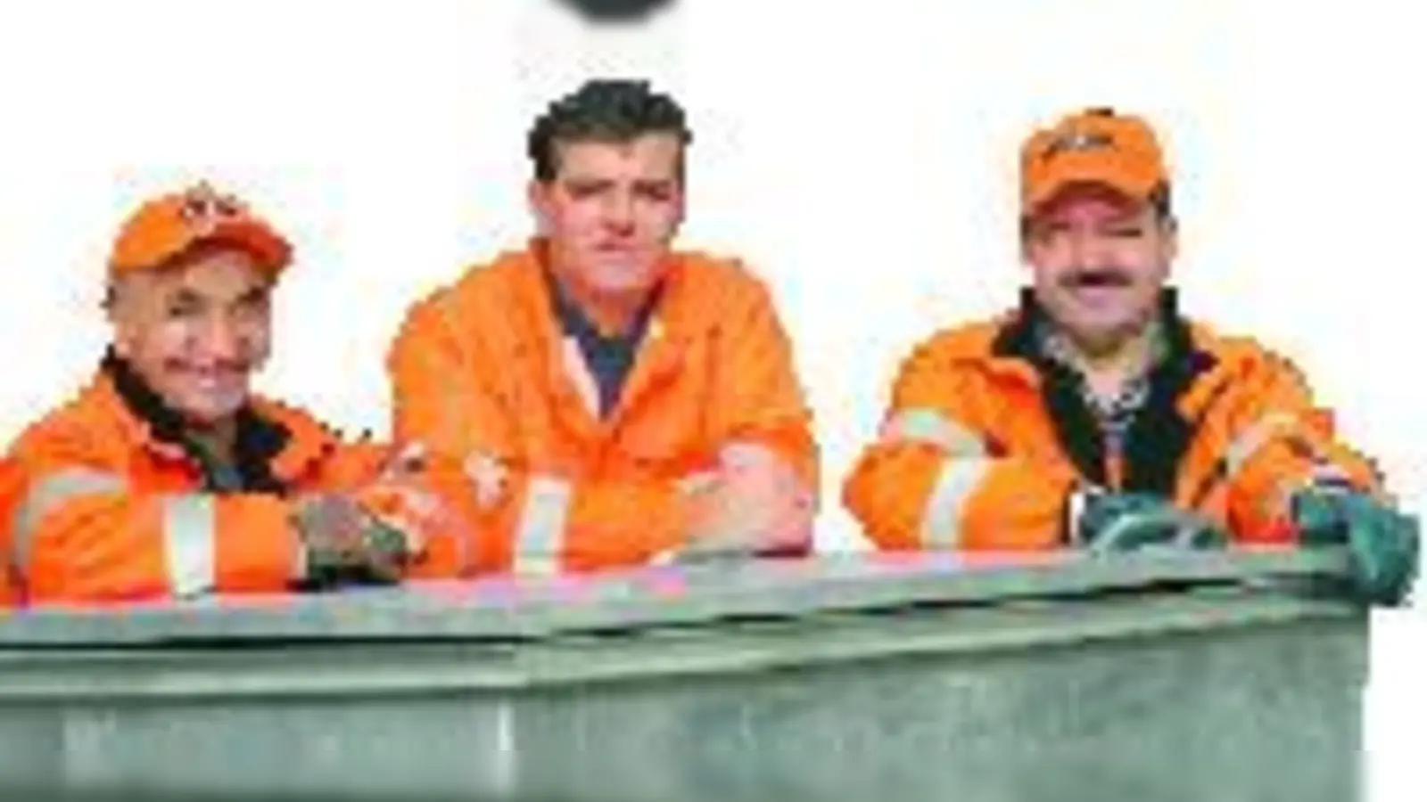 Sie können nicht vernünftig arbeiten, wenn Autofahrer Müllcontainer zuparken: Münchens Müllmänner.  (Foto: awm)