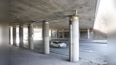 Über die Kreuzhofbrücken wird die Garmischer Autobahn geführt. Die Brücken sind nach nicht einmal 60 Jahren in schlechtem Zustand. (Foto: job)