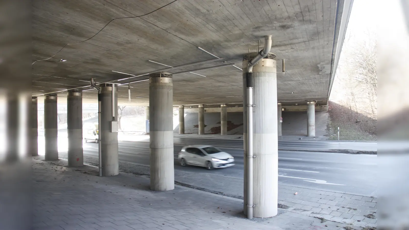 Über die Kreuzhofbrücken wird die Garmischer Autobahn geführt. Die Brücken sind nach nicht einmal 60 Jahren in schlechtem Zustand. (Foto: job)