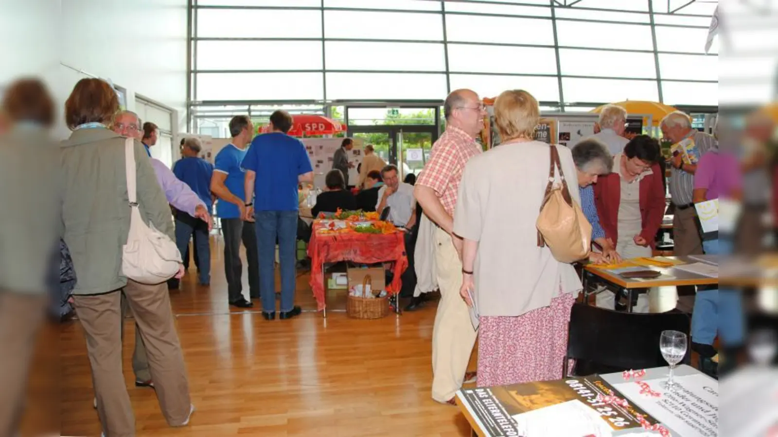 Angeregte Gespräche entwickelten sich an allen Ständen. (Foto: Eva Schraft)