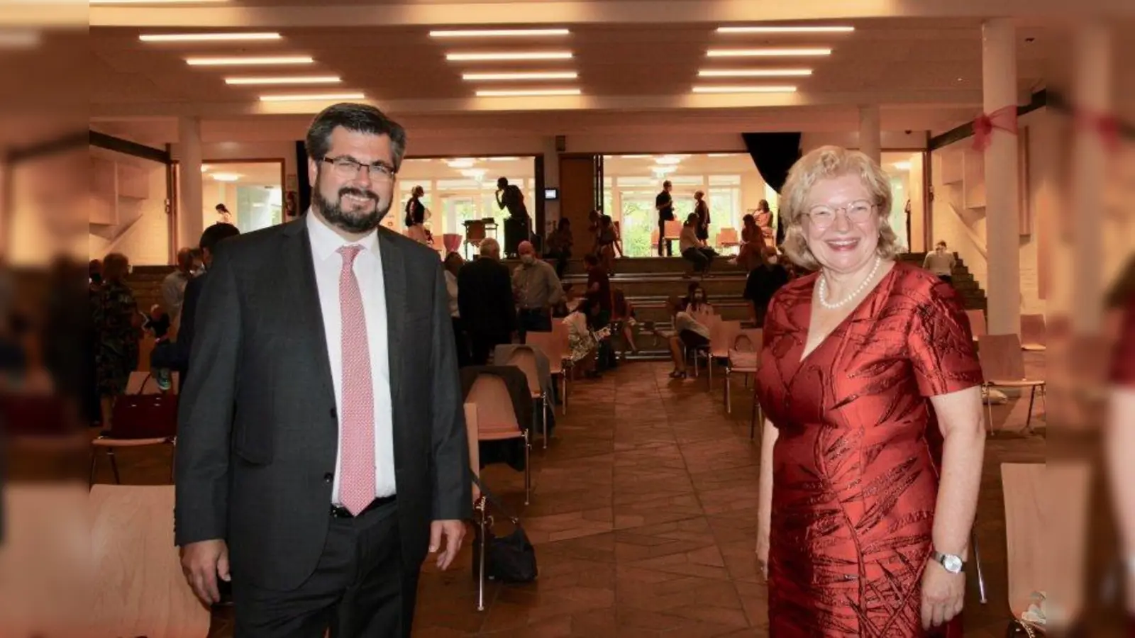 „Neben Ihren Fähigkeiten als Erneuerin und Krisenmanagerin werden wir immer Ihre Freundlichkeit und Wärme in Erinnerung behalten.“ Ingrid Warmbein verabschiedete sich in den Ruhestand. Ihr Nachfolger ist Andreas Heuberger. (Foto: us)