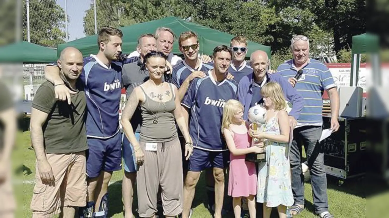 Das Siegerteam um RA Josef Eisvogel mit Vorstandsmitglied Simone Ziplies und dem Vorsitzenden von »Grünwald Hilft«, Klaus Heun.	 (Fotos: VA)