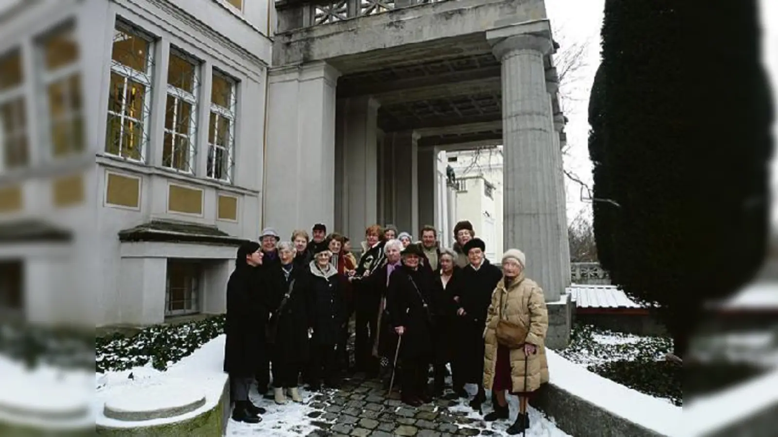 Ingeborg Röck (ganz links) erklärt einführend die Situtation des Malerfürsten Franz Stuck in München.  (Foto: VA)